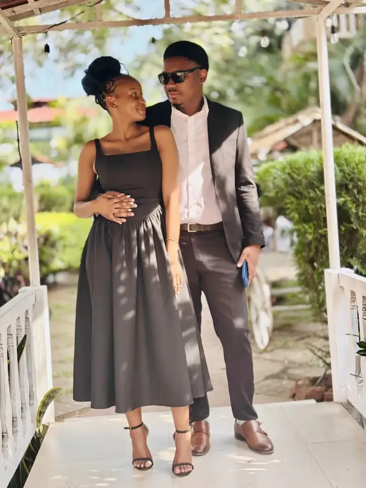 Ismael e Yune juntos num jardim